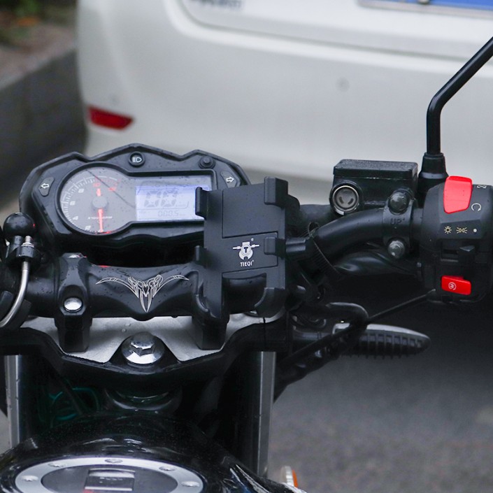Suport telefon moto,atv, aluminiu, usb charge 2.1a, prindere ghidon Suport telefon moto,atv, aluminiu, usb charge 2.1a, prindere ghidon