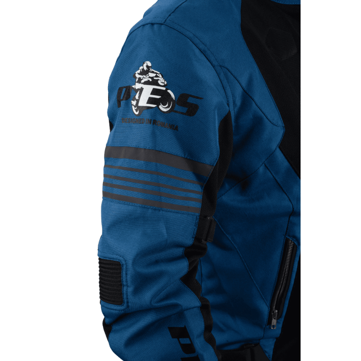 Geacă Moto de Vară Bărbați PES Grand Air Blue – Mesh Ventilat, Protecții Level 2, Certificare AA, Mesadă de Ploaie Detașabilă Geacă Moto de Vară Bărbați PES Grand Air Blue – Mesh Ventilat, Protecții Level 2, Certificare AA, Mesadă de Ploaie Detașabilă