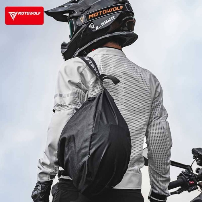 Ghiozdan moto Motowolf MB8 11L pentru cască Ghiozdan moto Motowolf MB8 11L pentru cască