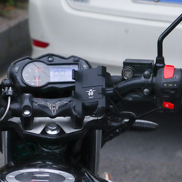 Suport telefon moto,atv, aluminiu, usb charge 2.1A, prindere oglinda Suport telefon moto,atv, aluminiu, usb charge 2.1A, prindere oglinda